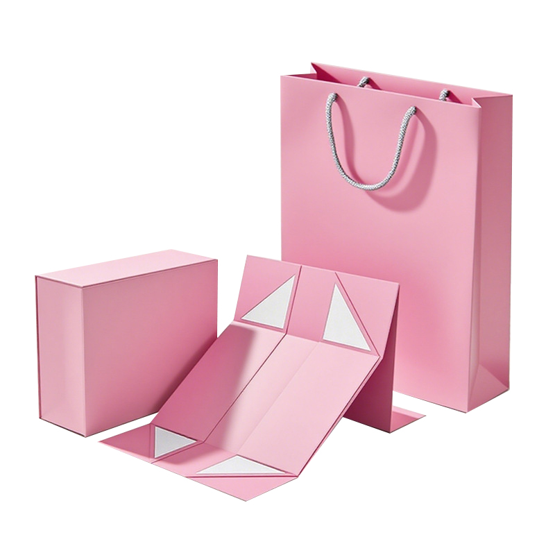 Δεν είναι το κουτί δώρου με κασκόλ μια τελετουργική μαγεία που μετατρέπει τα μαλακά κασκόλ από το τύλιγμα σε εμφάνιση;