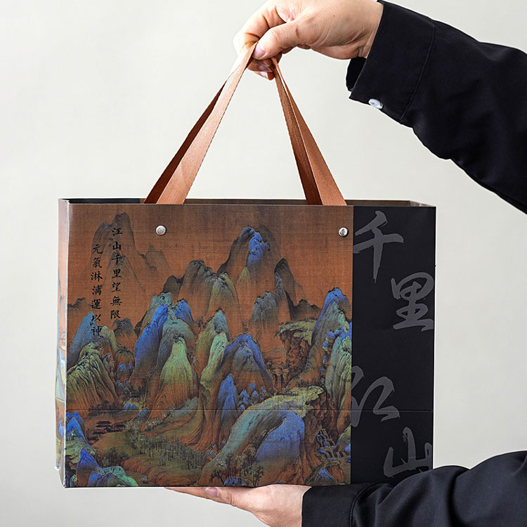 Ένα κουτί δώρου από κεραμική κούπα εμποτισμένο με το πνεύμα των βουνών και των ποταμών — κρατώντας το στα χέρια σας φέρνει μια αίσθηση ζεστασιάς.